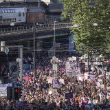 Des dizaines de milliers de personnes ont manifesté pour la grève féministe mercredi dans toute la Suisse. Ici à Berne.